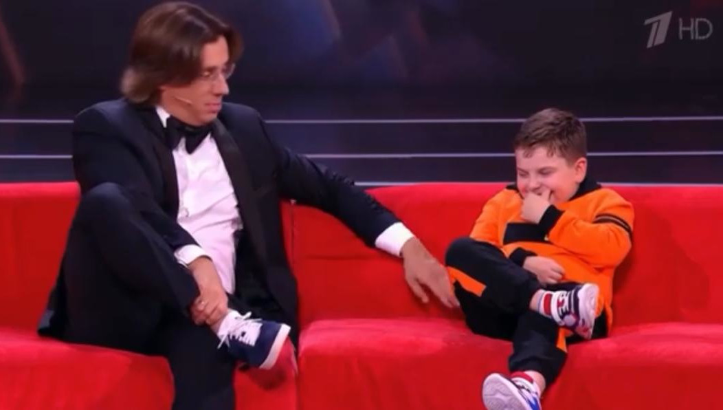 Мальчик выполняет трюки на велосипедах BMX.