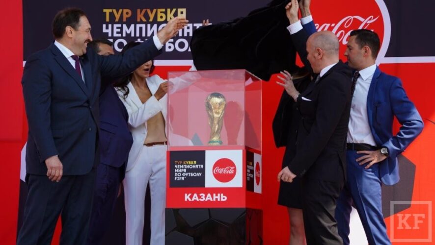 Трофей из 6 кг чистого золота выставили на площади Тысячелетия столицы Татарстана.