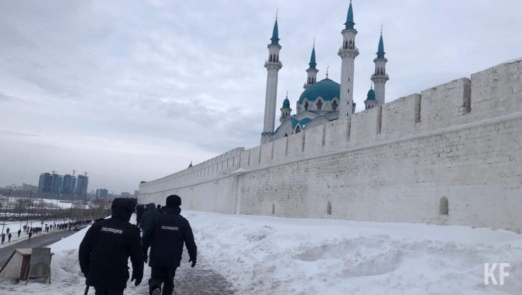 Разогнанная с одного места толпа устремляется в другое