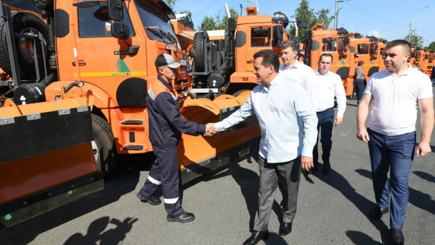 Мэр столицы Татарстана Ильсур Метшин на инспекции машин заявил: если в 2005 году площадь убираемых дорог составляла 10 млн квадратов