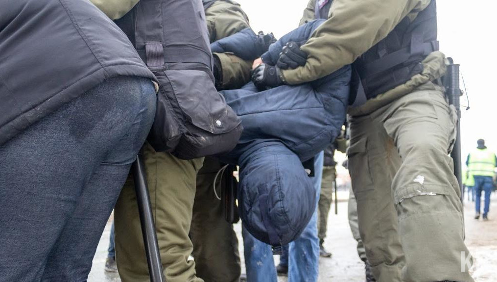 Юноша выставил объявление о продаже телефона