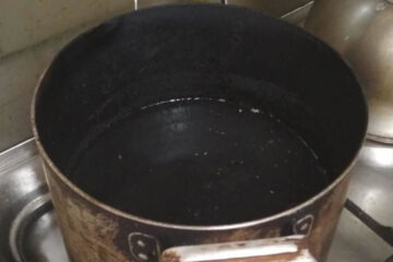 В первом случае - нетрезвый хозяин решил приготовить еду и уснул.