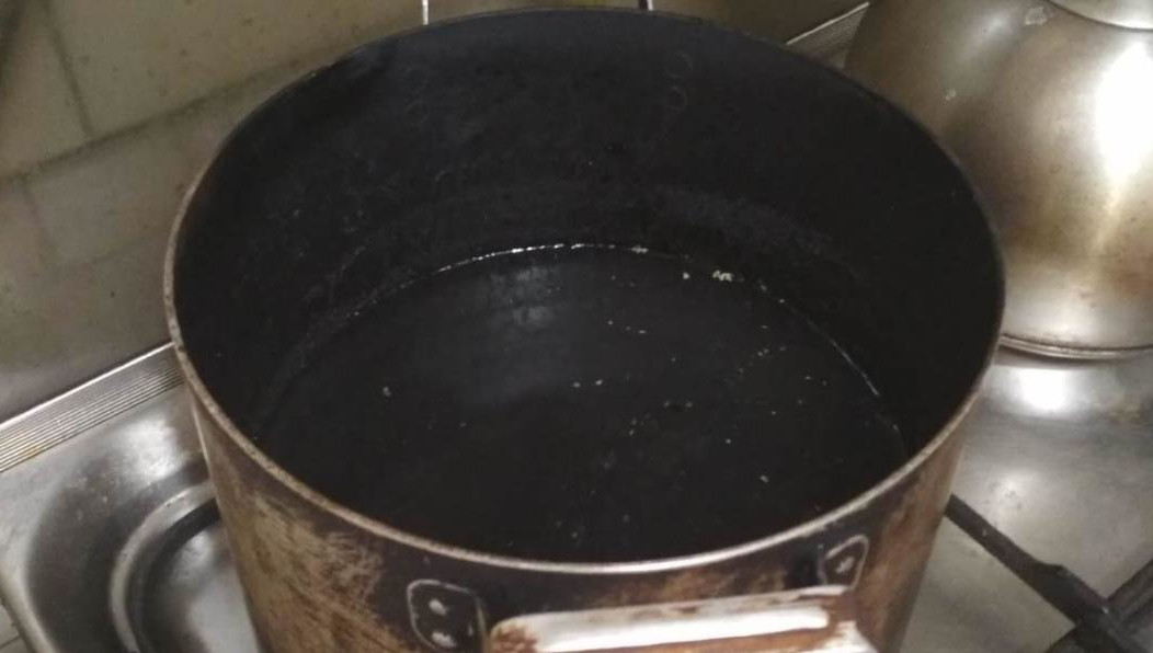 В первом случае - нетрезвый хозяин решил приготовить еду и уснул.