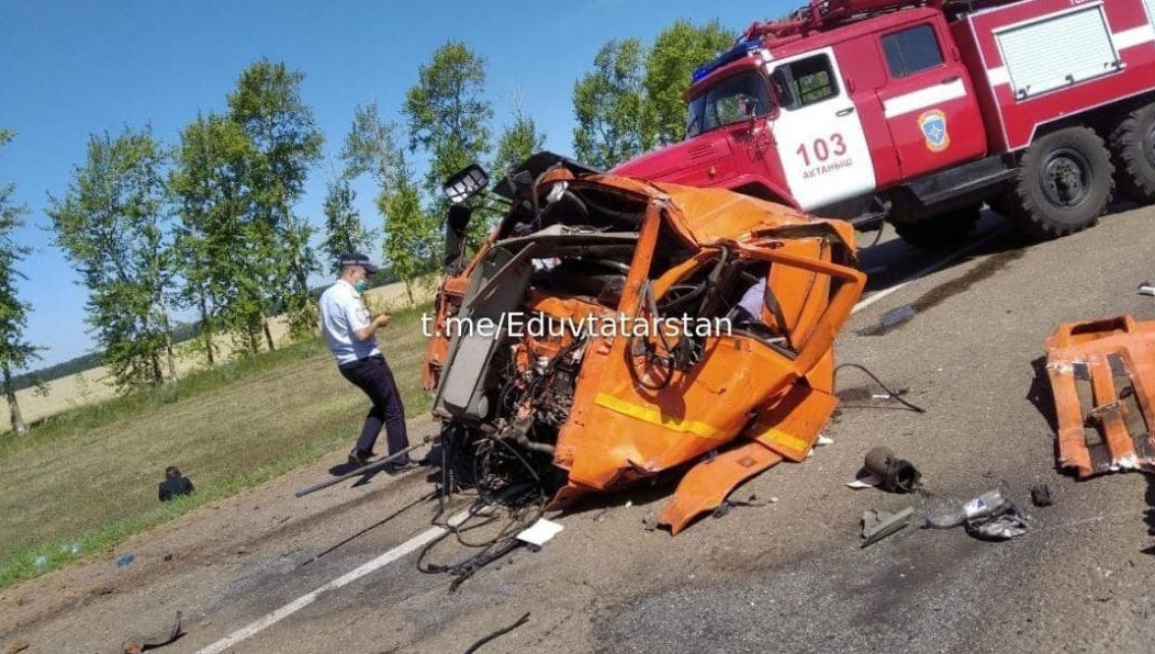 Водителей увезли в больницу в тяжелом состоянии.