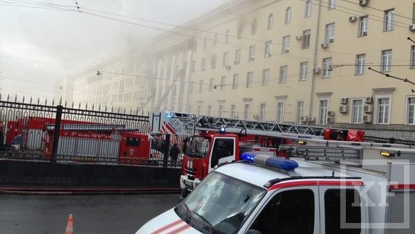 Около 50 человек эвакуированы из горящего здания Минобороны РФ в центре Москвы