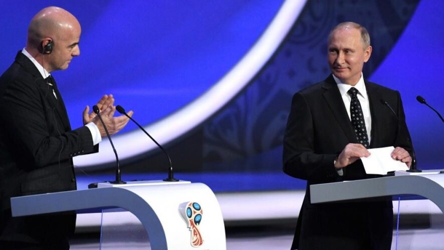 Создать грандиозный праздник из проведения чемпионата мира по футболу в России в 2018 году пообещал президент страны Владимир Путин
