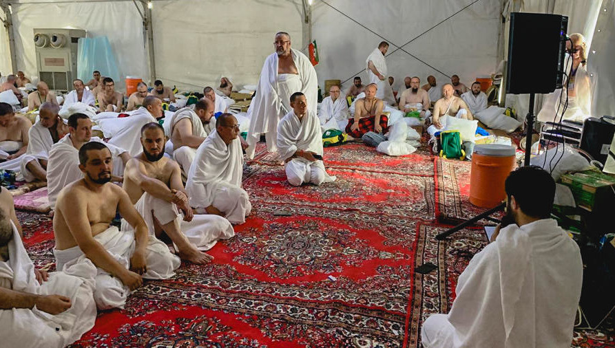 Это является одним из обязательных столпов хаджа.