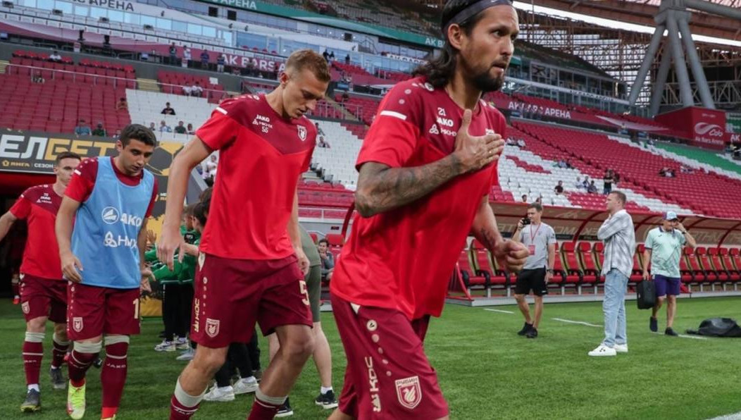 Поклонники требовали уволить руководство клуба и главного тренера Леонида Слуцкого.