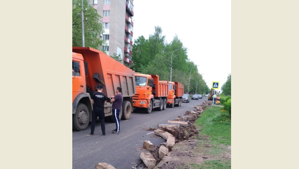 Рабочие просят водителей быть внимательнее.