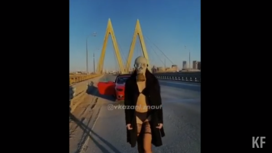 Видео с необычной прогулкой по мосту Миллениума выложили в Инстаграм.