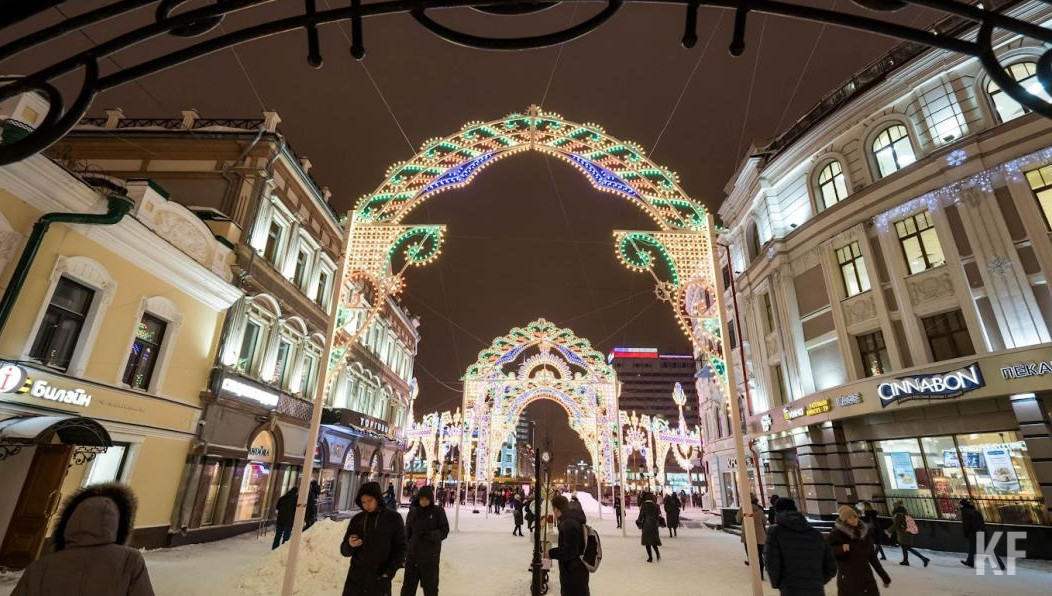 В этот же день начнут разбирать центральную елку на площадке у Чаши.