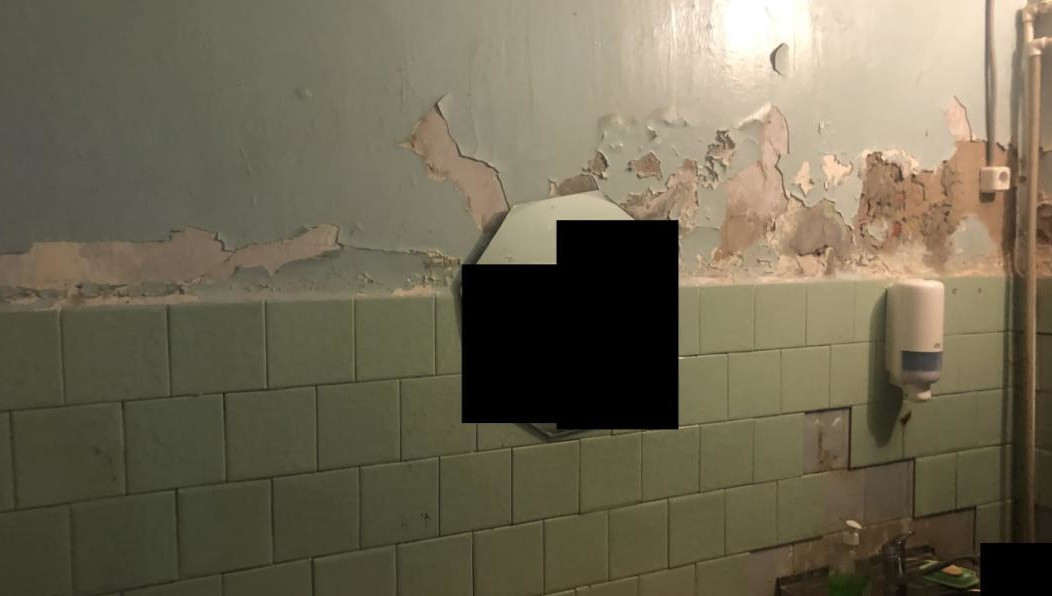 Уборную «украшают» надписи на стенах