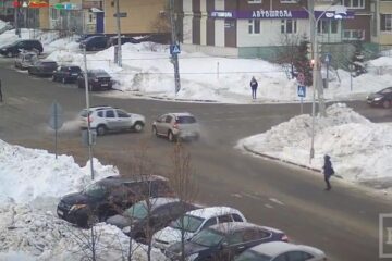 В Казани на перекрестке улиц Глушко и Бигичева водитель Renault Sandero врезался в бок Renault Duster. Видео происшествия опубликовал в интернете очевидец.