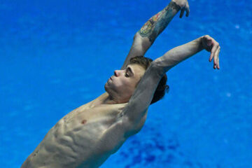 Спортсмен из Татарстана занял второе место в синхронных прыжках в воду.