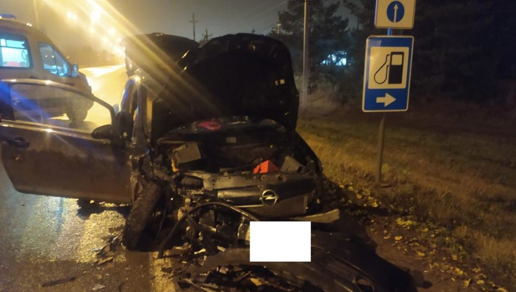 Женщина на высокой скорости не справилась с управлением и перелетела через разделительную полосу.