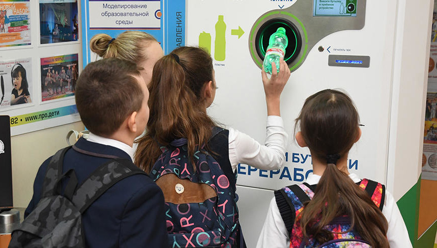 Эко-школьников и директоров наградили подарками.