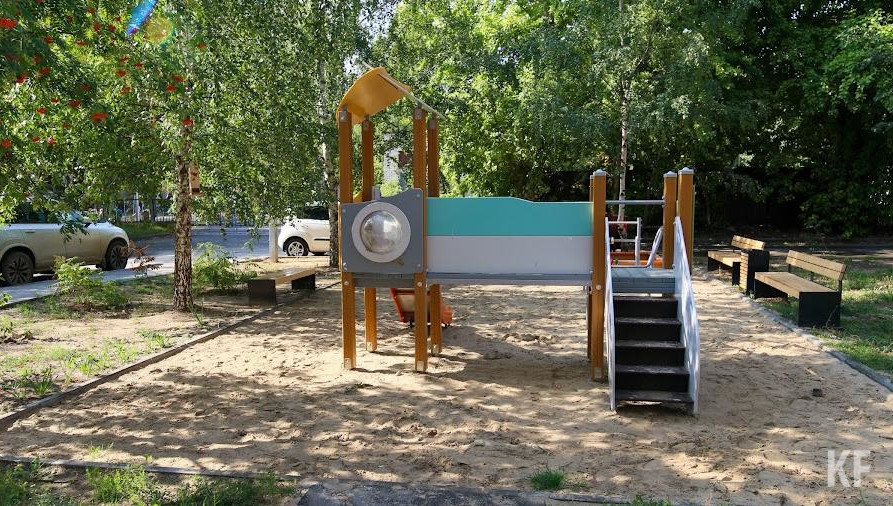 Мальчик гулял под присмотром мамы