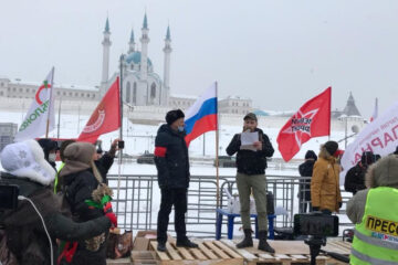 На площади Тысячелетия видны флаги партий «Яблоко» и «Левый фронт».