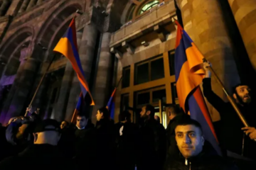 Протестующие прорвались в здание правительства Армении.