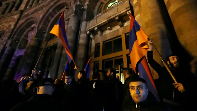 Протестующие прорвались в здание правительства Армении.