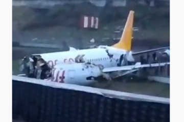 В аэропорту Сабихи Гёкчен лайнер развалился на части.