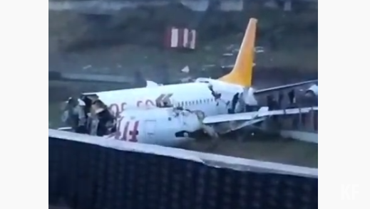 В аэропорту Сабихи Гёкчен лайнер развалился на части.