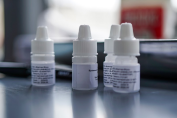 Цена упаковки из пяти наборов вакцины составляет 9710 рублей.