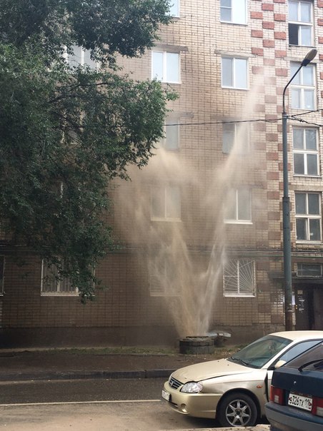 Соцсети: В Казани забил фонтан высотой с 4-этажный дом 