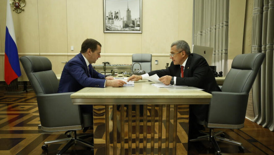 Лидер Татарстана доложил главе правительства о социально-экономической ситуации в регионе.