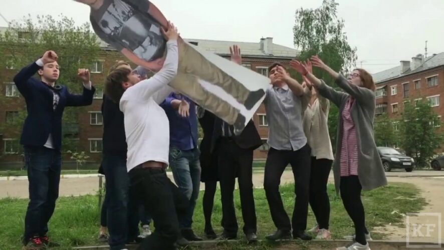 Ученики одной из казанских школ накануне выпускных экзаменов выложили в сети видео в память о своем однокласснике