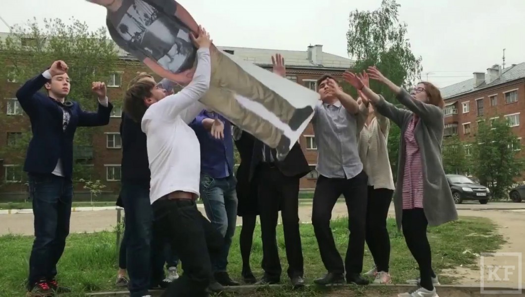 Ученики одной из казанских школ накануне выпускных экзаменов выложили в сети видео в память о своем однокласснике