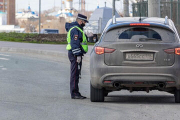 Татарстанцы пытались передать вознаграждение за экзамен на права и выдачу автомобиля со штраф-стоянки.