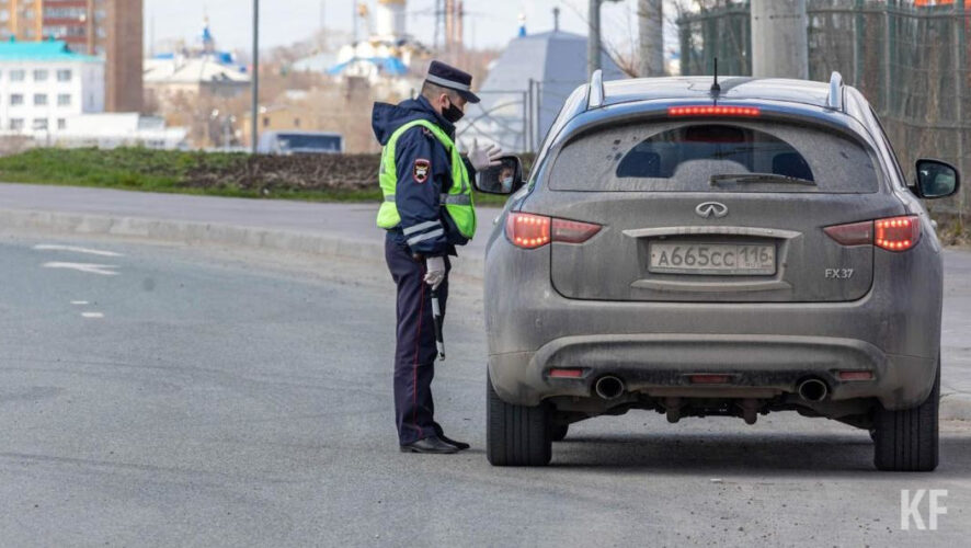 Татарстанцы пытались передать вознаграждение за экзамен на права и выдачу автомобиля со штраф-стоянки.