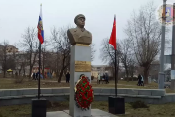 Украинские власти снесли бюст и мемориальную доску в 2015 году в рамках «декоммунизации».