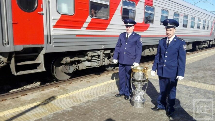 Главный трофей Континентальной хоккейной лиги был доставлен в столицу Татарстана поездом Москва-Казань.