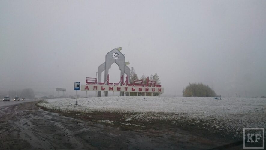 Снег выпал сегодня в некоторых районах Татарстана. Пользователи соцсети «Вконтакте» активно публикуют фотографии