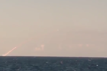 Российская подводная лодка «Великий Новгород» нанесла залповый удар крылатыми ракетами «Калибр» по важным объектам боевиков «Исламского государства» (запрещена на территории РФ) в сирийской провинции Дейр-эз-Зор. Видео опубликовало Минобороны РФ.