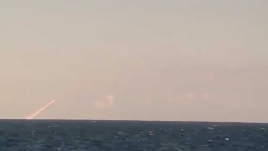 Российская подводная лодка «Великий Новгород» нанесла залповый удар крылатыми ракетами «Калибр» по важным объектам боевиков «Исламского государства» (запрещена на территории РФ) в сирийской провинции Дейр-эз-Зор. Видео опубликовало Минобороны РФ.