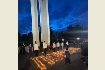 У Монумента Победы свечами выложили слово «Помним».