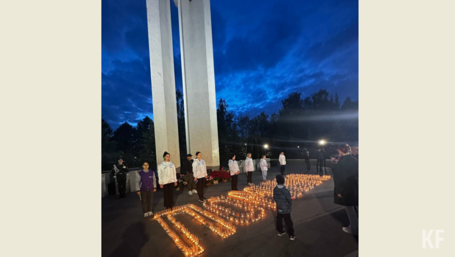 У Монумента Победы свечами выложили слово «Помним».
