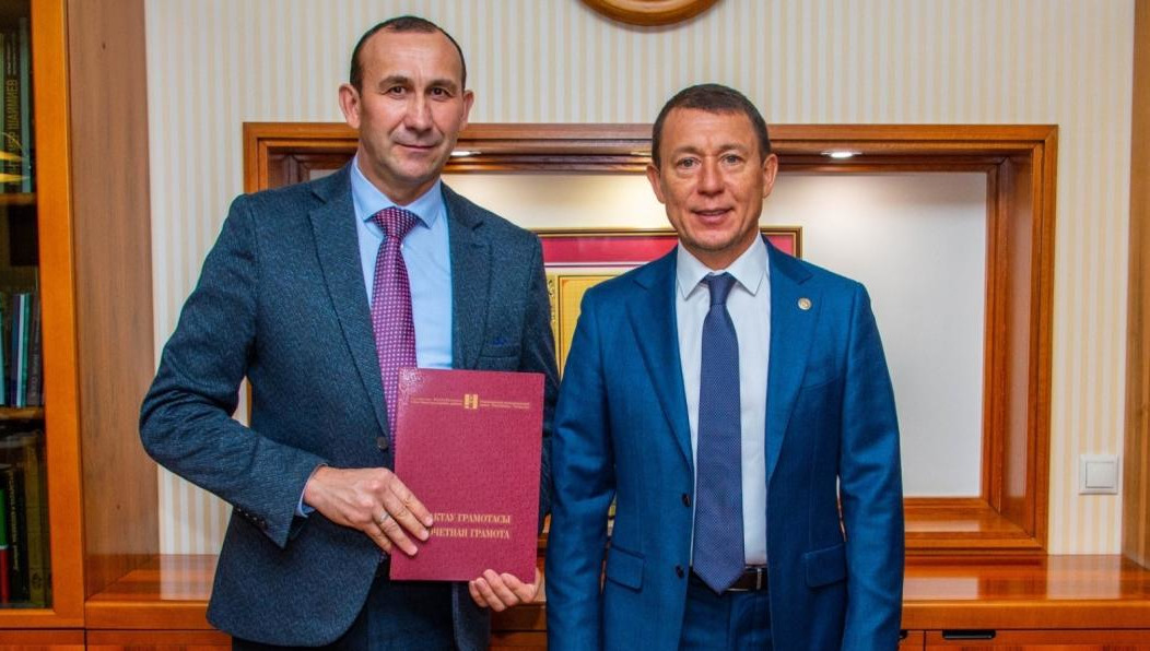 Чиновник переходит на новое место работы.