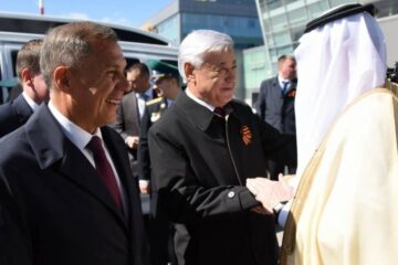 Гостя в аэропорту Казани встретил лично президент Татарстана Рустам Минниханов.