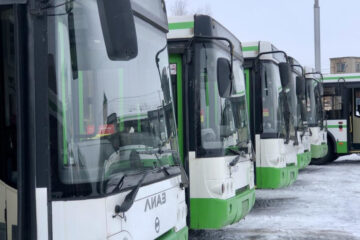 Власти Москвы подарили городу 40 автобусов.
