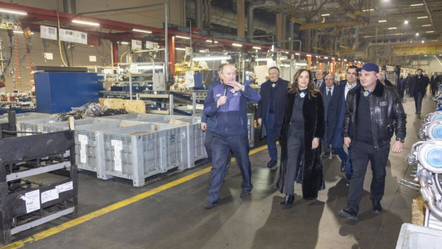 Гости посетили два завода - Автомобильный и двигателей.