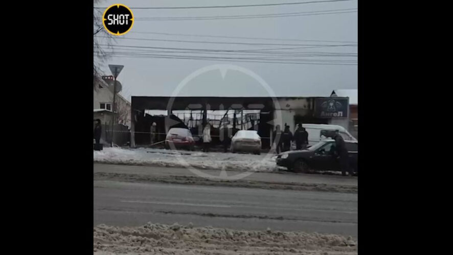 Пожарные тушили здание около сeми чaсов.