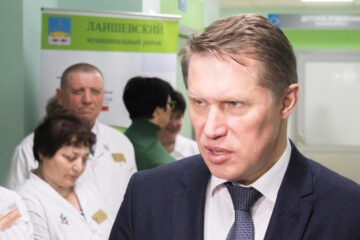 Министр здравоохранения России также высказал мнение по поводу пользы обязательного ношения медицинских масок.