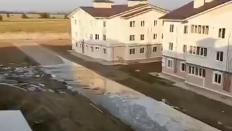 Вода течет ручьями по асфальту.