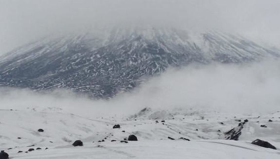 Вертолет поднялся на высоту 4 158 метров.