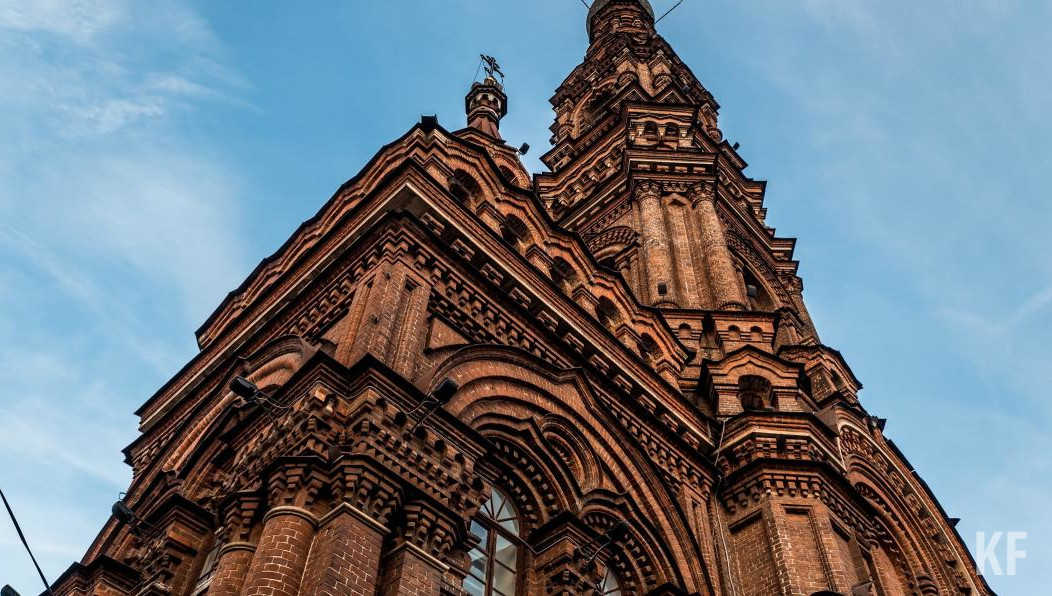 Уникальное сооружение на главной пешеходной улице города видно почти из любой точки центра Казани.