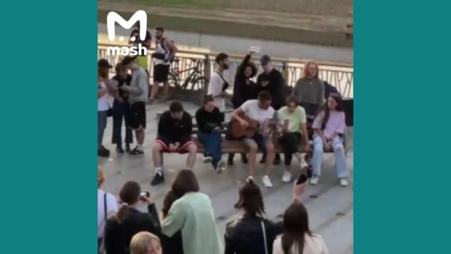 Поклонники ее творчества размещают видео с ее треками и цитируют строчки из песен.